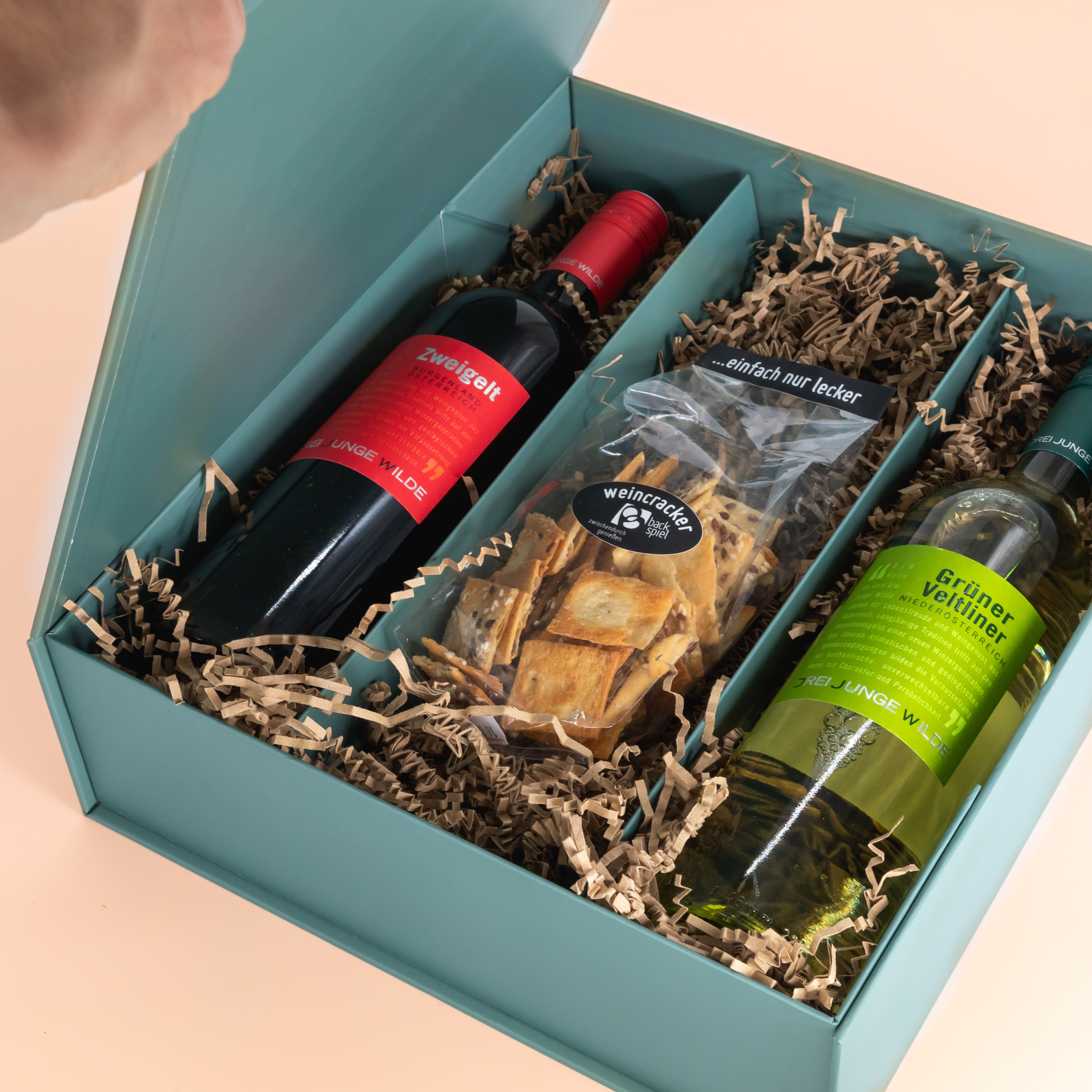 Weinbox Österreich mit Brezen Chips Honig Senf Liebe Weinbox Österreich mit Brezen Chips Honig Senf Liebe