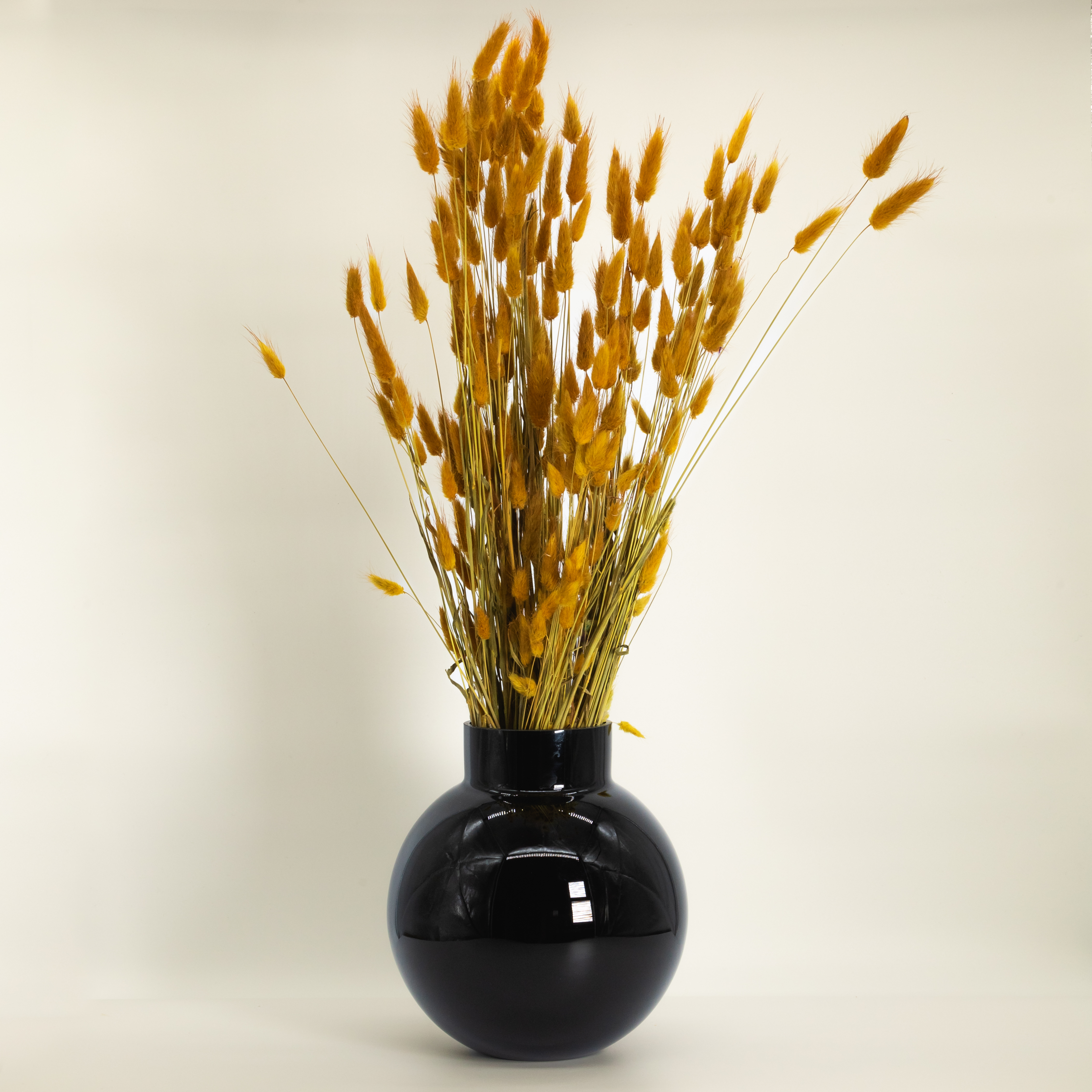 schwarze runde Vase