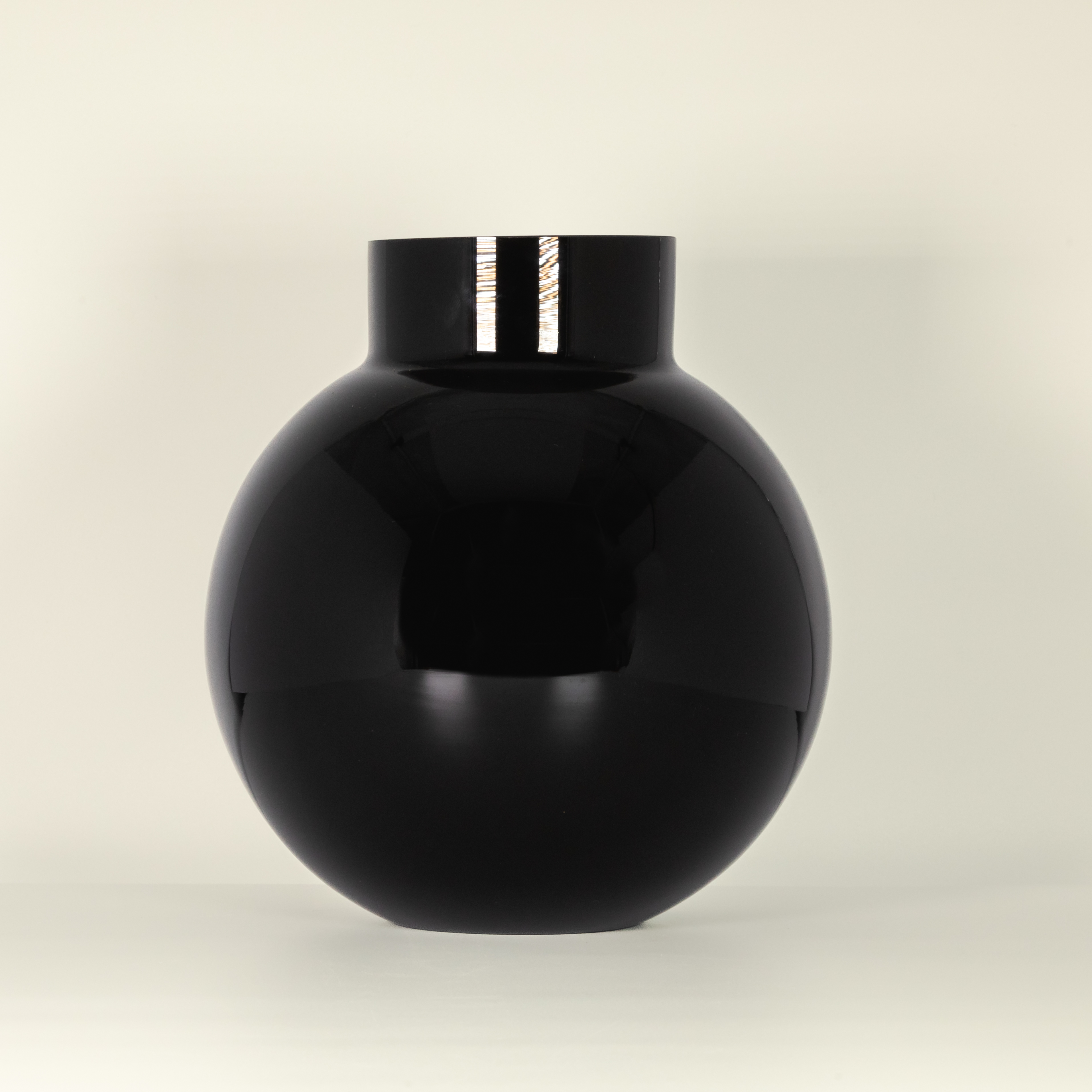 schwarze runde Vase