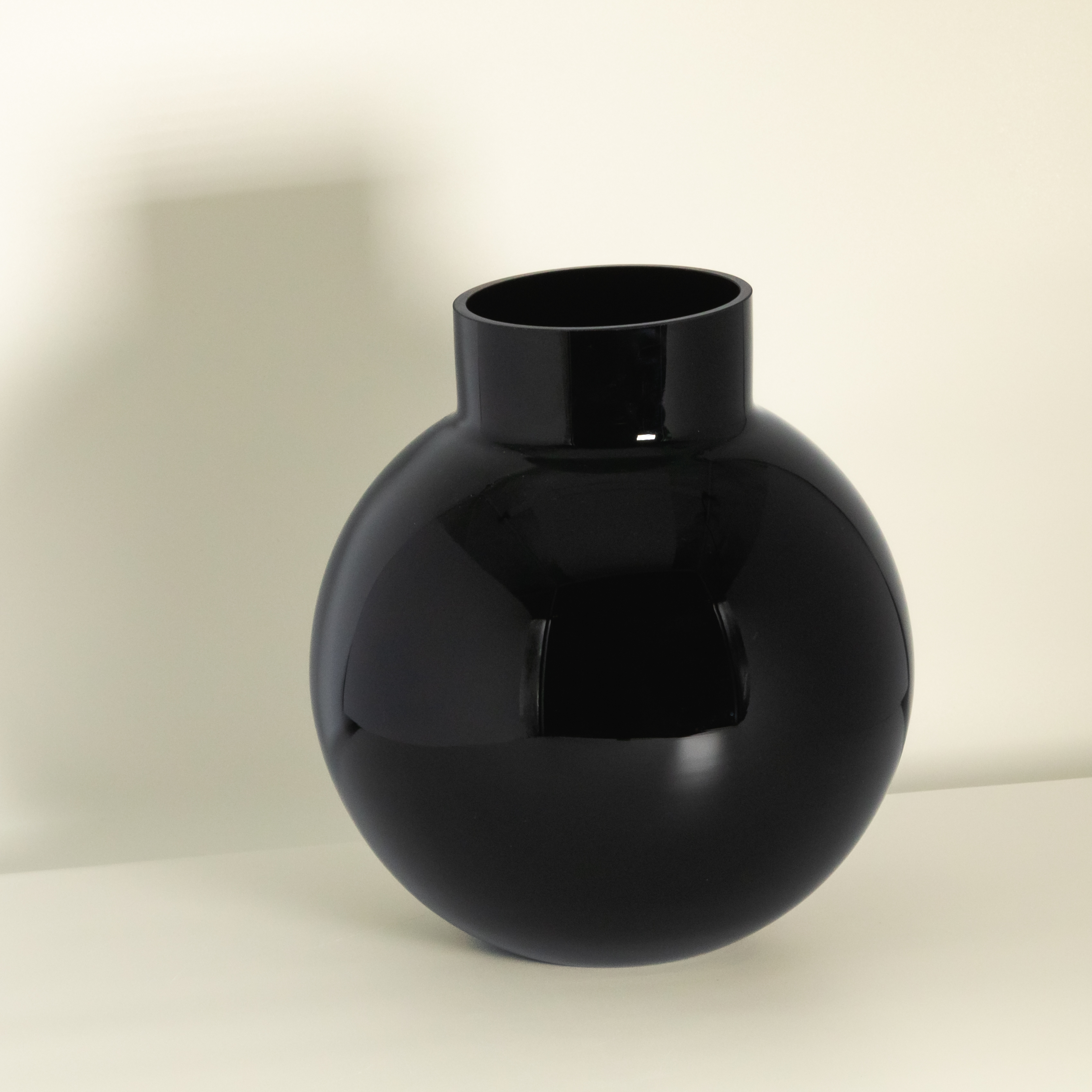 schwarze runde Vase